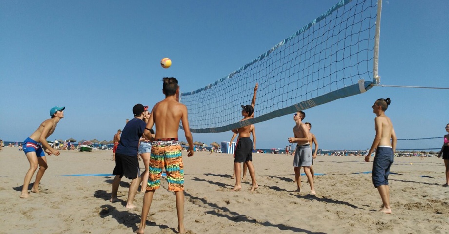 Españolé International House Valencia students playing beach volleybal