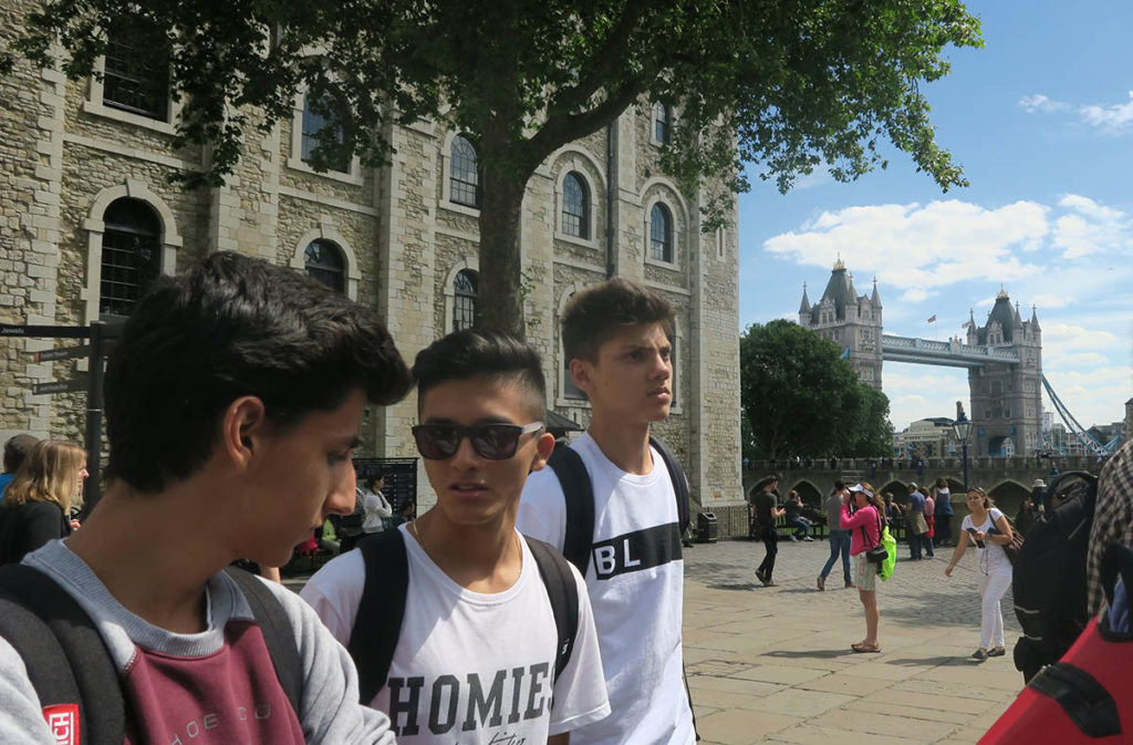 Rose-of-York-Language-School-students and Tower bridge